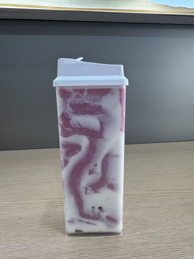 满杯红提酸奶昔