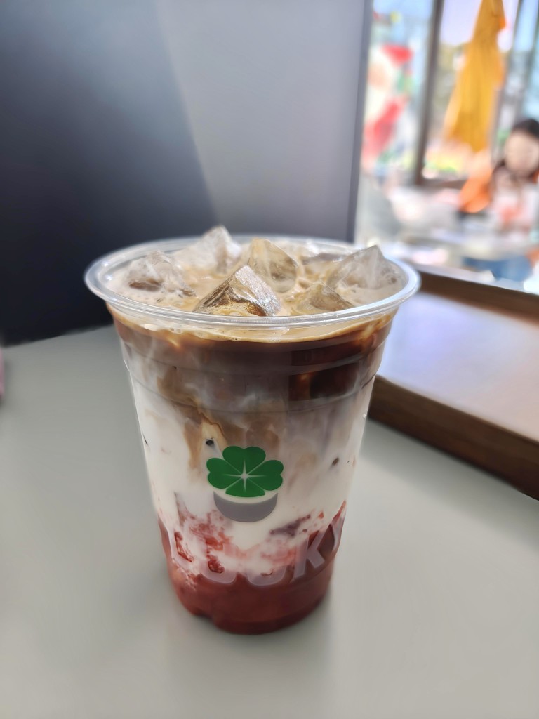 草莓冰拿铁