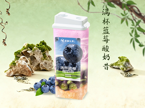 满杯蓝莓酸奶昔
